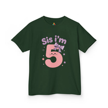  Forest green kids’ t‑shirt with pink “Sis I’m 5” kitty face, lilac bow, and pastel stars, flat front view.