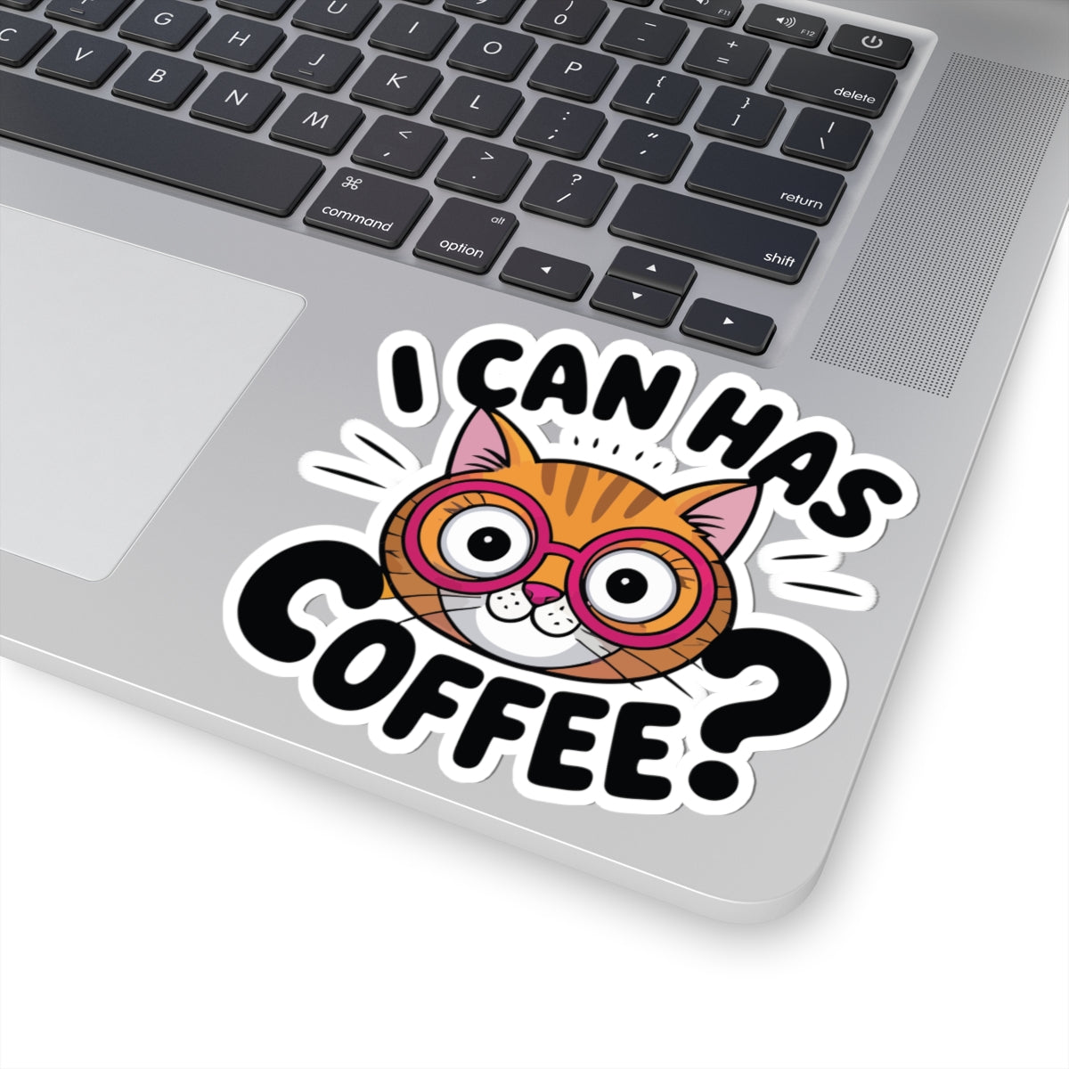 Laptop with a sticker of a cat wearing glasses and the text 'I CAN HAS COFFEE?'. TEEZOCA